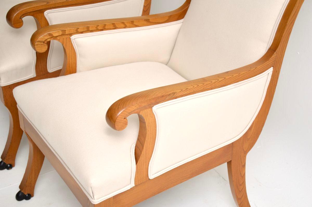 Paire de fauteuils anciens en orme massif de style néoclassique suédois en vente 2