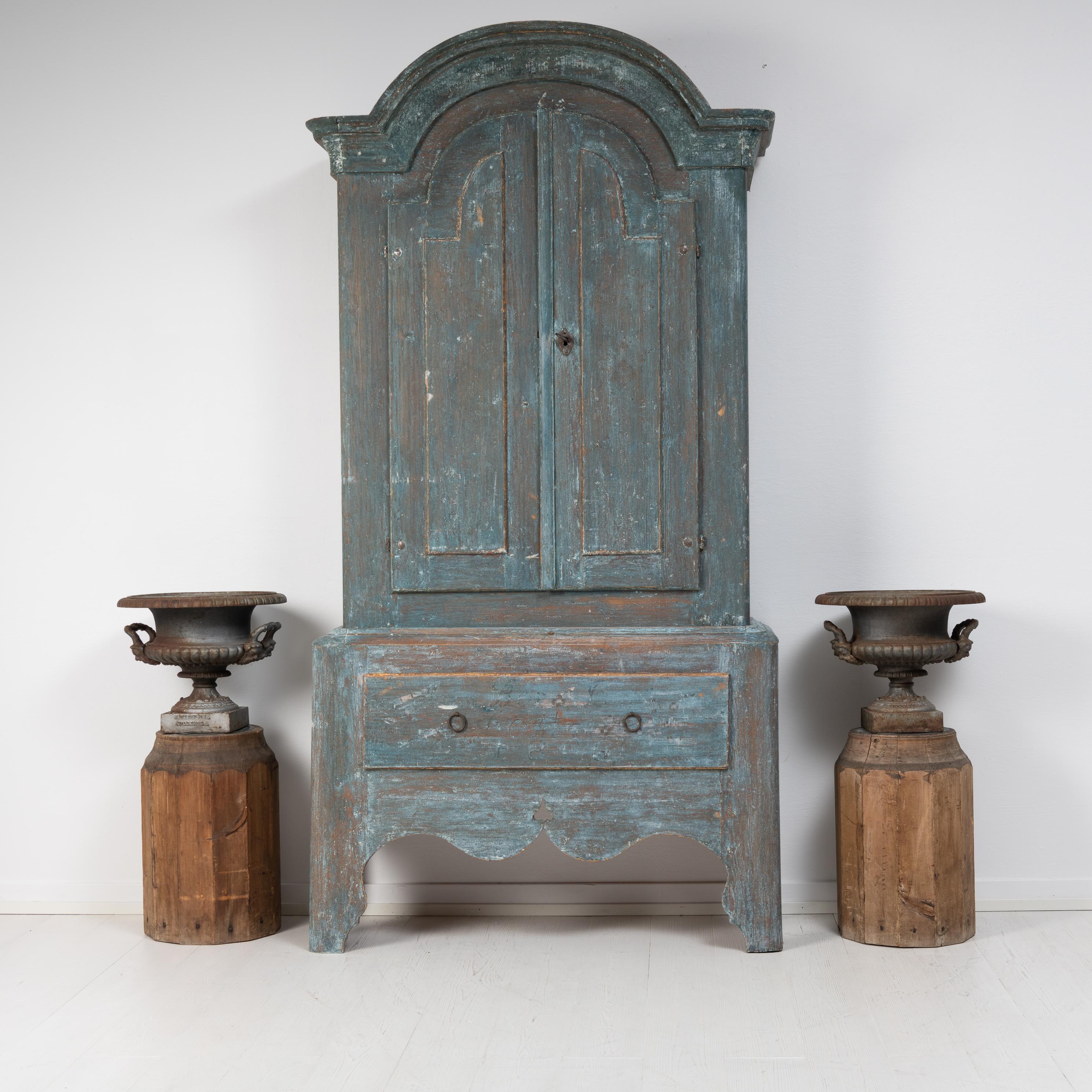 Pair of antique Swedish decorative pedestal in pine. The pedestals are made in pine with an 12-sided shape where each side is it’s own board. They have never been painted so the pine has the authentic warm patina of time. The top is covered by zink