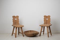 Paire d'anciennes chaises rustiques suédoises d'art populaire en pin massif avec patine authentique