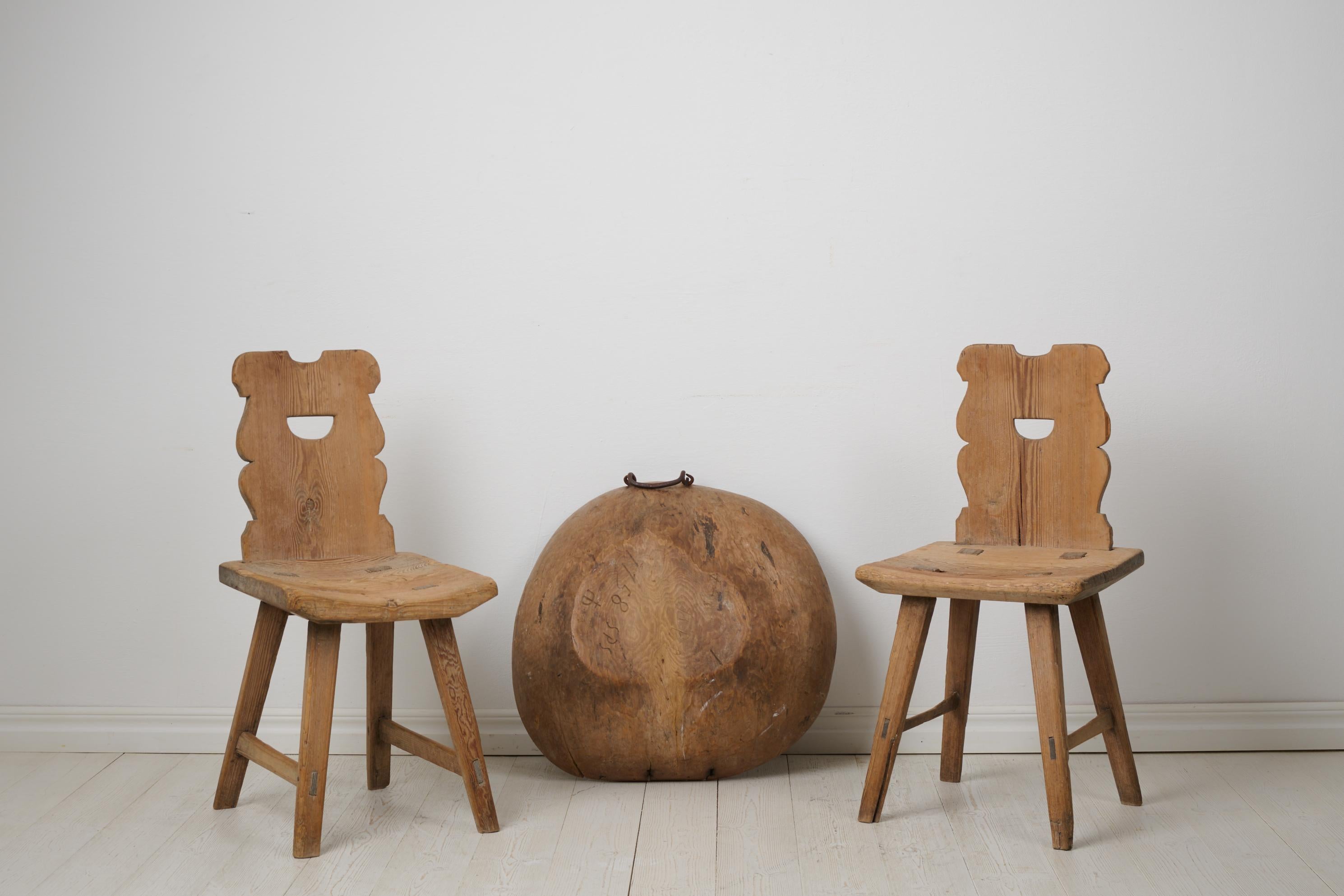 Arte popolare Coppia di antiche sedie svedesi rustiche folkloristiche in pino massiccio con patina autentica in vendita