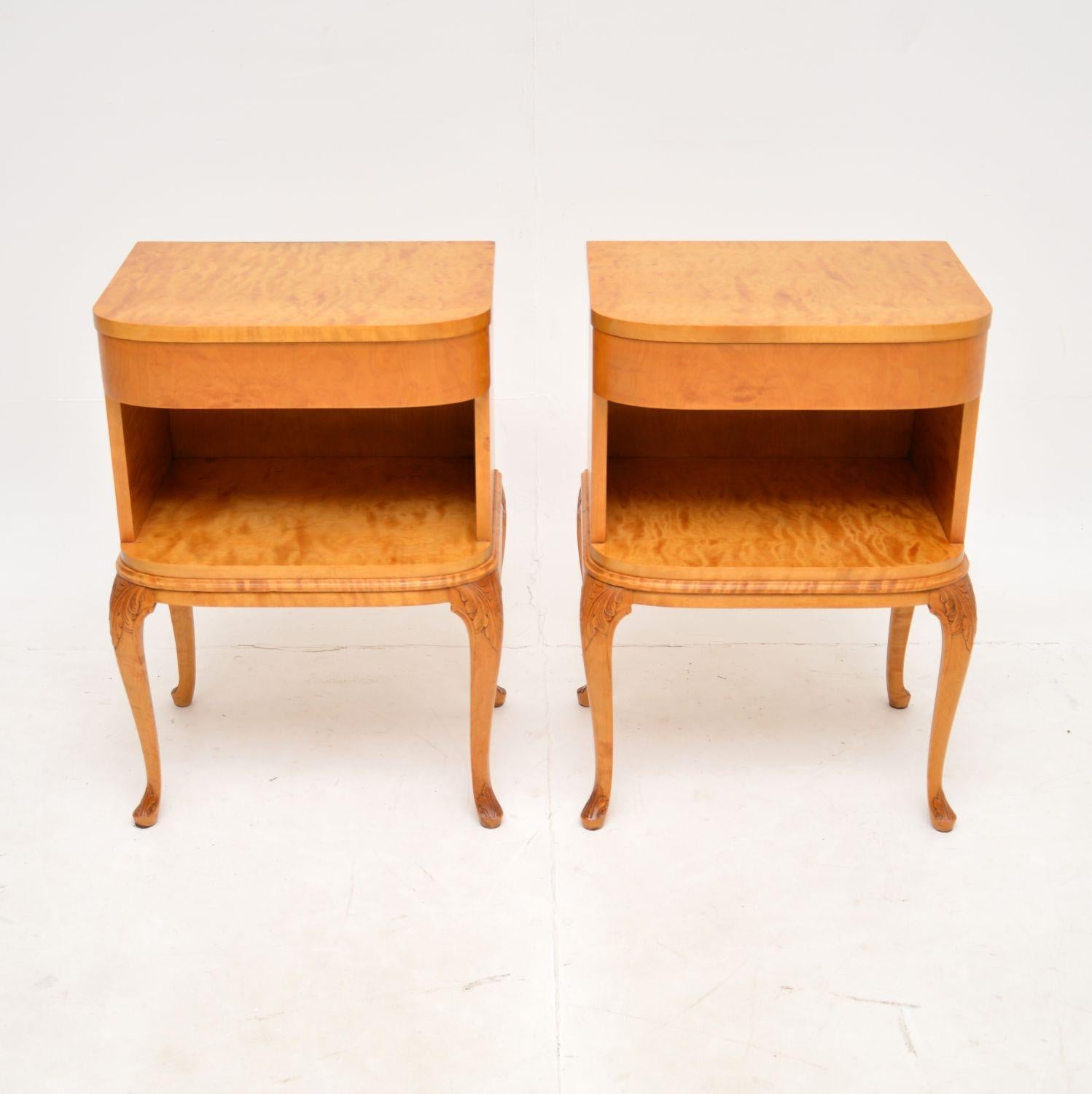 A stunning pair of antique Swedish bedside tables in satin birch. They were recently imported from Sweden, they date from the 1900-1920 period.

They are of magnificent quality, with a very beautiful and elegant design. There is crisp carving on