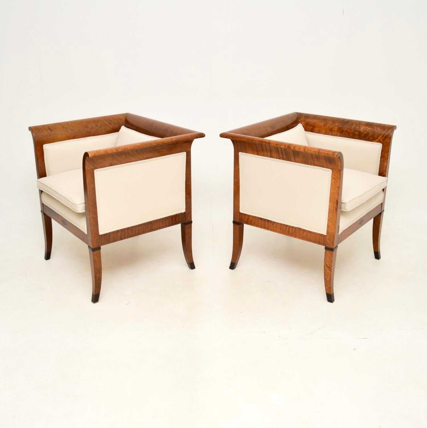 Une superbe paire de fauteuils Biedermeier anciens en bouleau satiné suédois. Ils ont été récemment importés de Suède et datent de la période 1850-1870.

Ils sont d'une superbe qualité, avec un design beau et raffiné. Les cadres en bois satiné