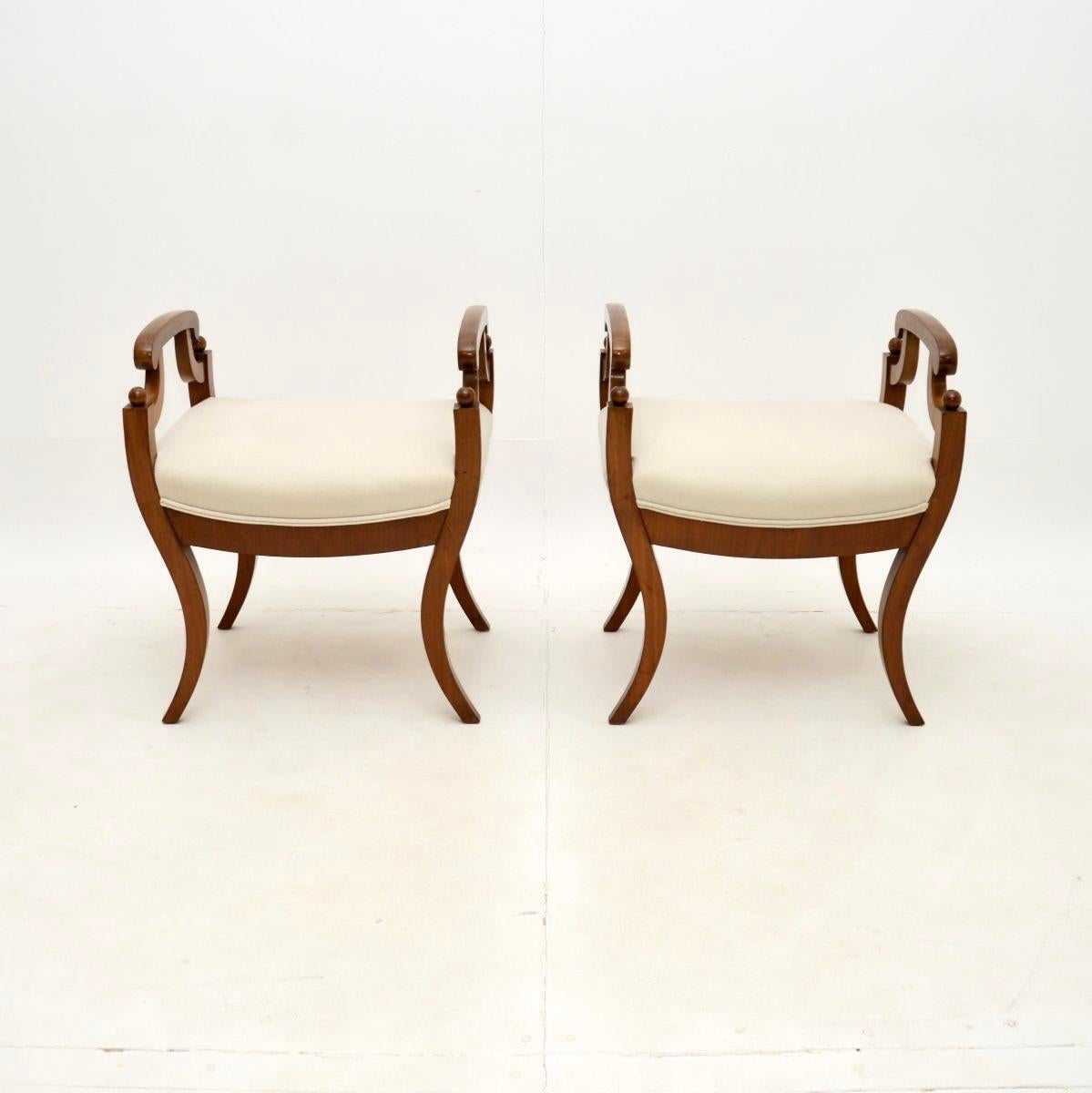 Une superbe paire de tabourets Biedermeier anciens en bouleau satiné suédois. Récemment importées de Suède, elles datent de la période 1870-1890.

Ils sont d'une qualité exceptionnelle et d'un design incroyablement beau et utile. Ils seraient