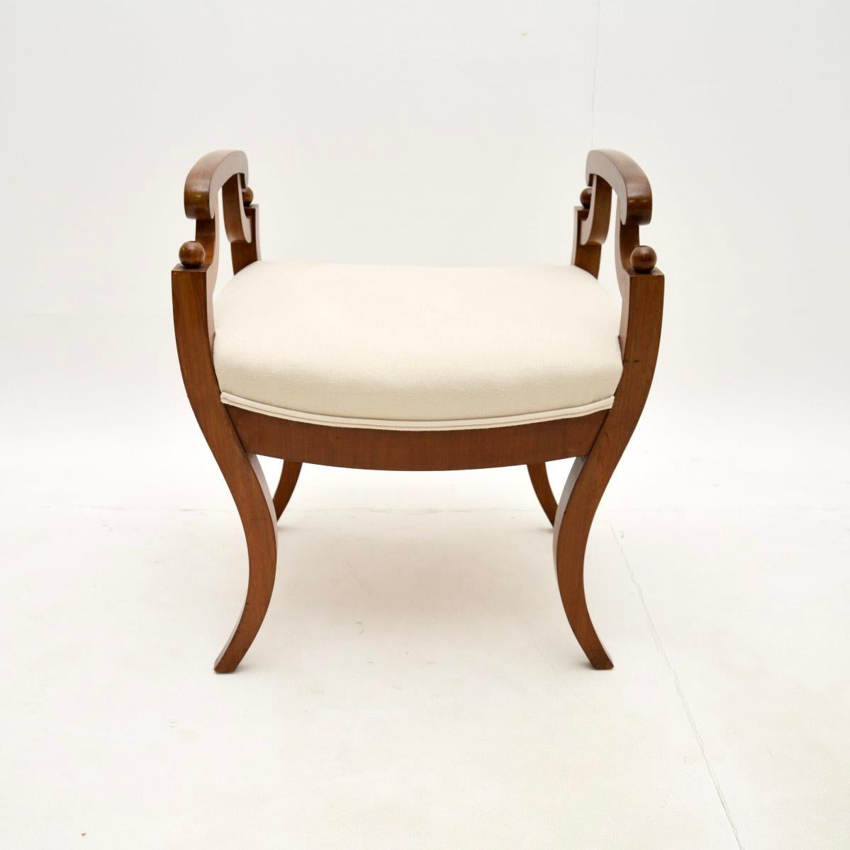 Suédois Paire de tabourets Biedermeier suédois anciens en bouleau satiné en vente