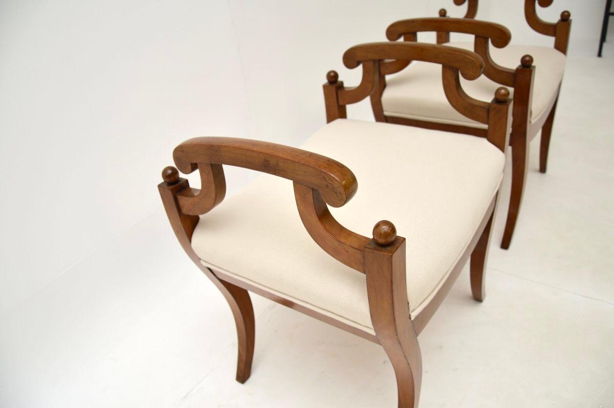 Paire de tabourets Biedermeier suédois anciens en bouleau satiné Bon état - En vente à London, GB