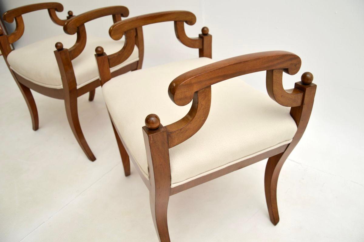 Fin du XIXe siècle Paire de tabourets Biedermeier suédois anciens en bouleau satiné en vente