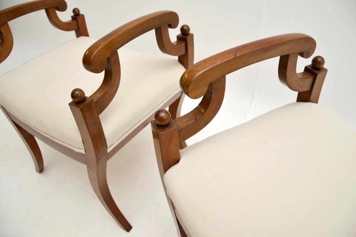 Tissu Paire de tabourets Biedermeier suédois anciens en bouleau satiné en vente