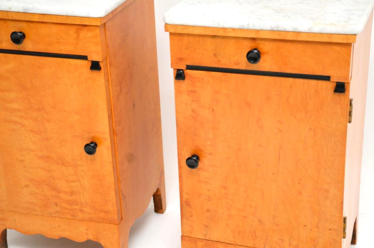 Paire de tables de chevet anciennes en bouleau satiné suédois avec dessus en marbre en vente 3