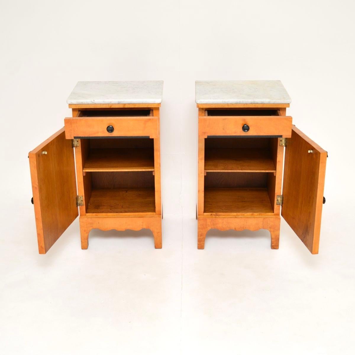 Biedermeier Paire de tables de chevet anciennes en bouleau satiné suédois avec dessus en marbre en vente