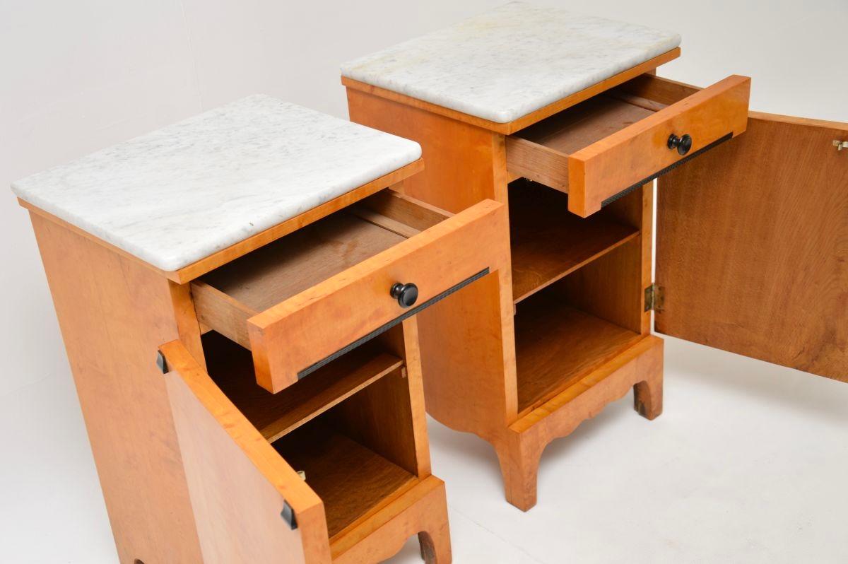 Suédois Paire de tables de chevet anciennes en bouleau satiné suédois avec dessus en marbre en vente