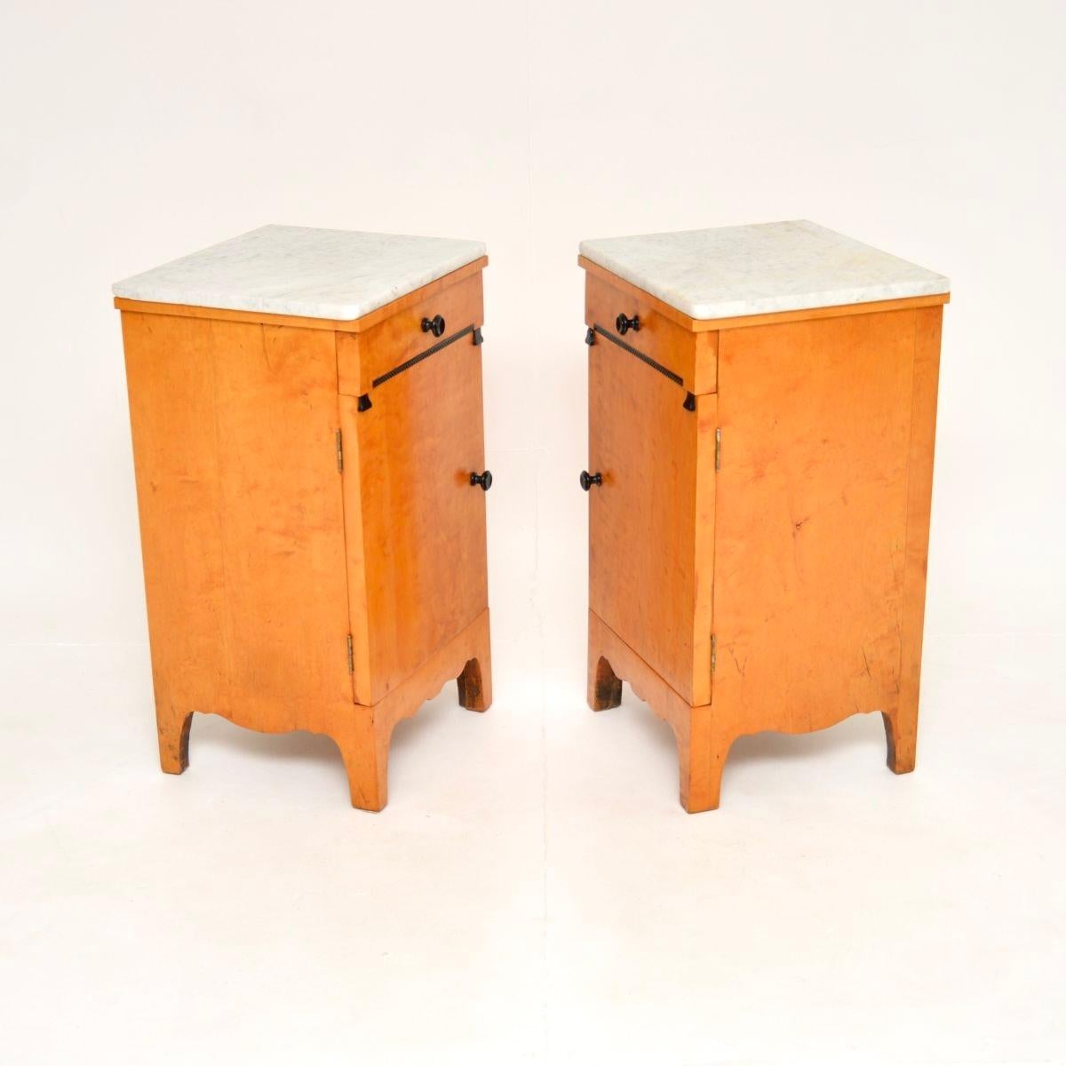 Paire de tables de chevet anciennes en bouleau satiné suédois avec dessus en marbre Bon état - En vente à London, GB