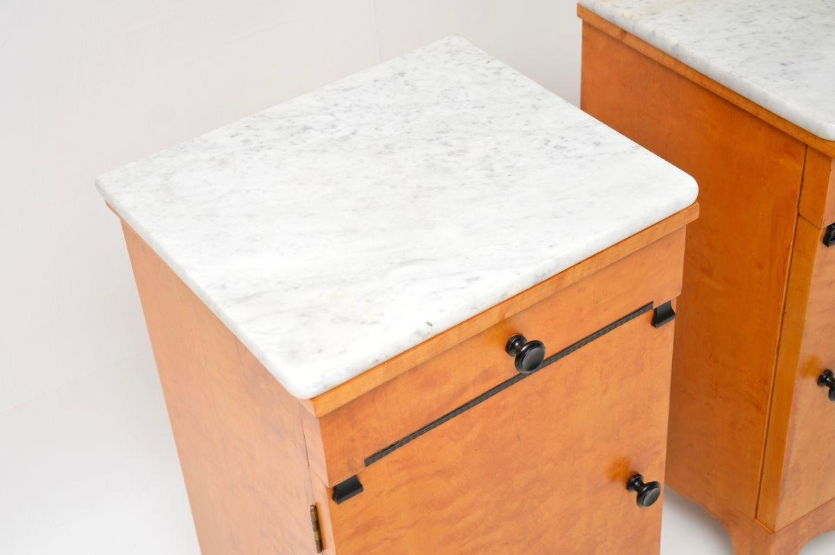 Marbre Paire de tables de chevet anciennes en bouleau satiné suédois avec dessus en marbre en vente