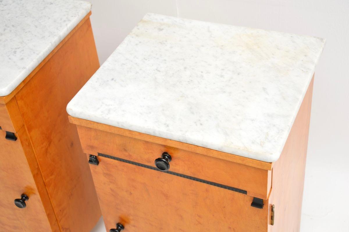 Paire de tables de chevet anciennes en bouleau satiné suédois avec dessus en marbre en vente 1