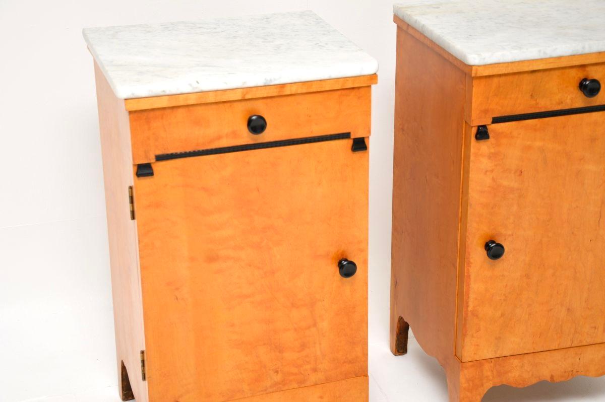 Paire de tables de chevet anciennes en bouleau satiné suédois avec dessus en marbre en vente 2