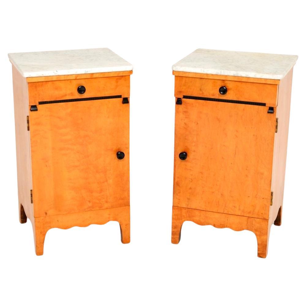 Paire de tables de chevet anciennes en bouleau satiné suédois avec dessus en marbre