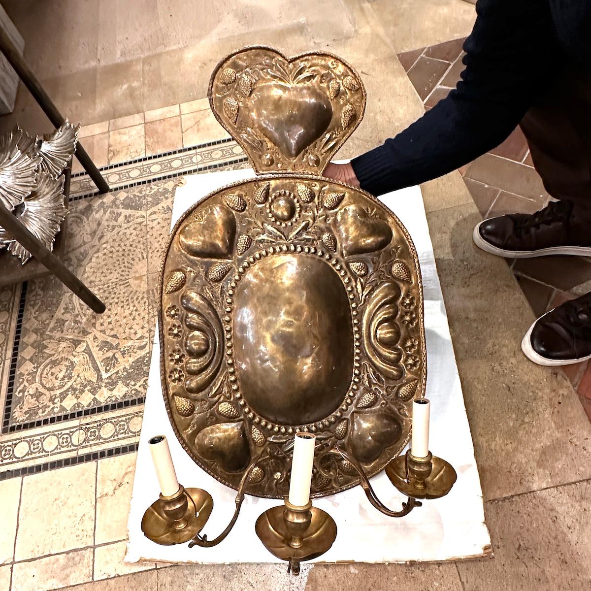 Paire de grandes appliques suédoises en bronze martelé à trois bras, datant de la fin du XIXe siècle.

Mesures :
Hauteur : 30