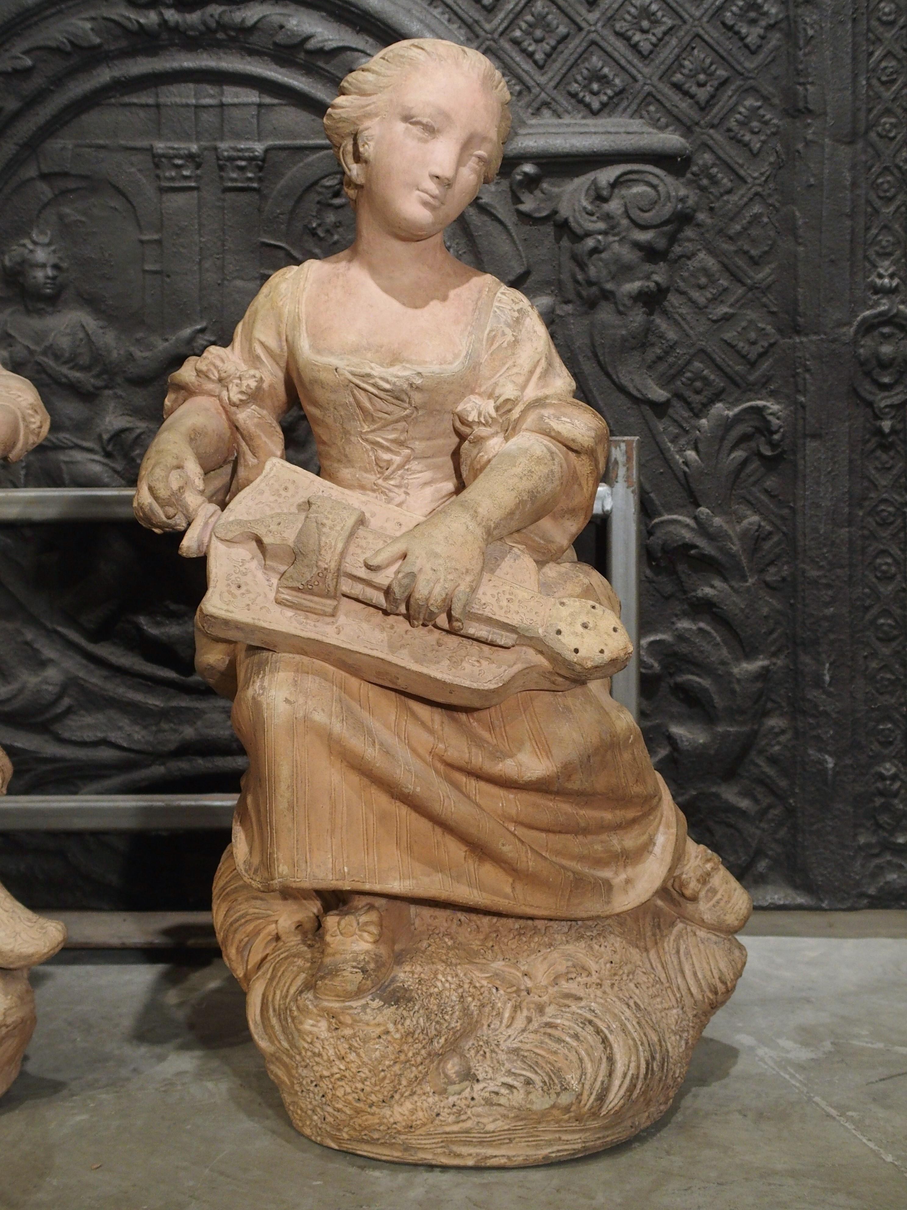 Cette charmante paire de statues françaises en terre cuite représente un musicien et une musicienne et a été fabriquée dans la seconde moitié des années 1800. Les deux statues ont été estampillées 