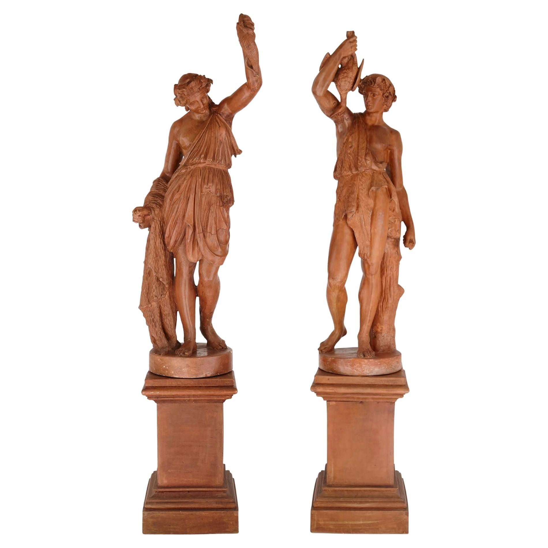 Paar antike allegorische Terrakotta-Figuren aus Terrakotta