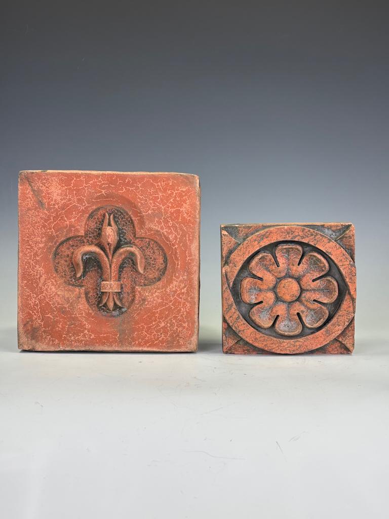 Coppia di antichi stampi architettonici in terracotta - Fleur-de-Lis e Rosetta, CIRCA 1880-1910
Una straordinaria coppia di stampi architettonici in terracotta della fine del XIX e dell'inizio del XX secolo, che presentano due dei motivi decorativi
