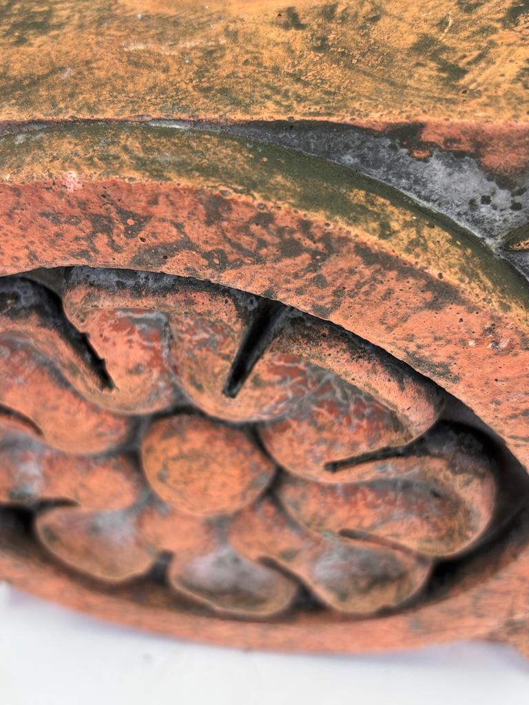 Coppia di modanature architettoniche antiche in terracotta - Fleur-de-Lis e Rosetta, CIRCA in vendita 3