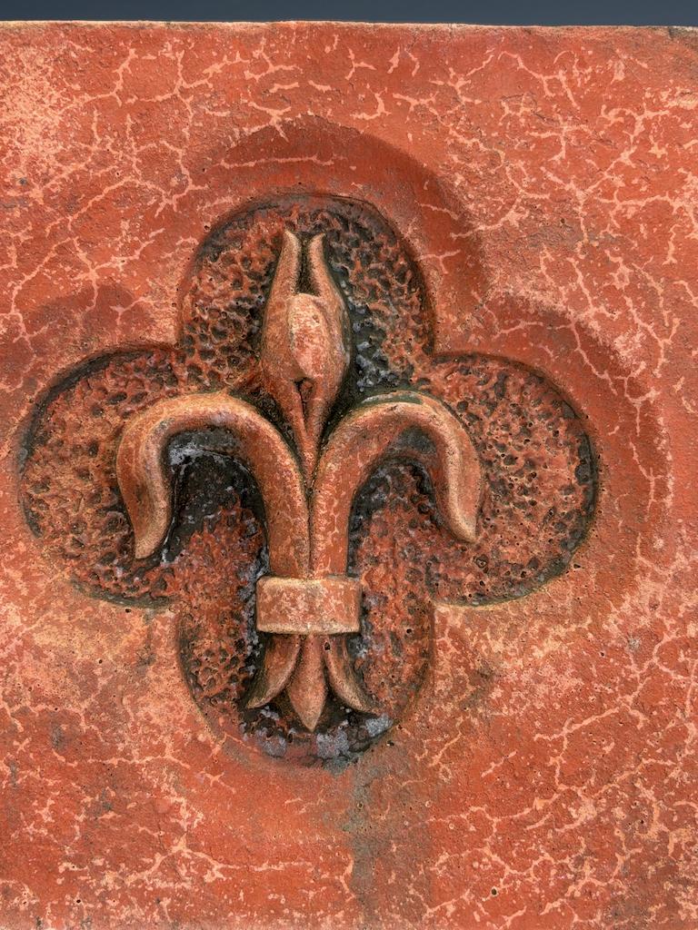 Coppia di modanature architettoniche antiche in terracotta - Fleur-de-Lis e Rosetta, CIRCA in vendita 4