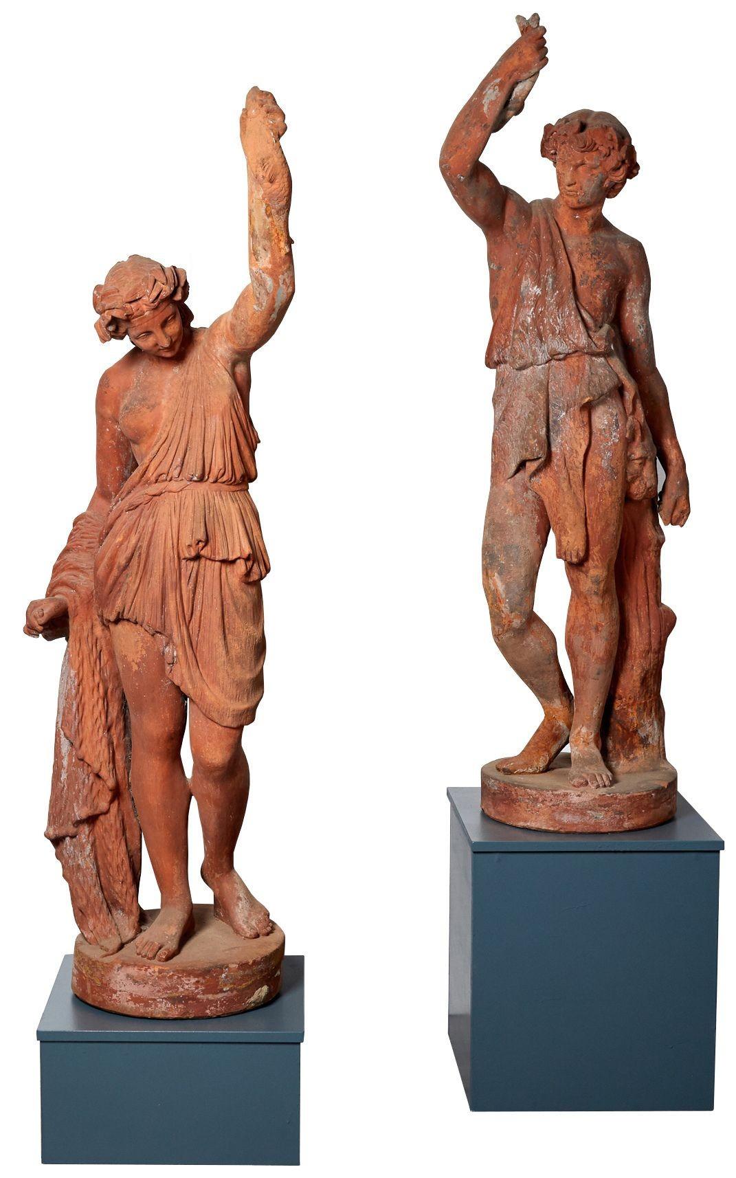 Paar antike Terrakotta-Figuren von John Matthews. Ein Paar Terrakotta-Modelle von Bacchantinnen, geschaffen von John Matthews. Beide Statuen stehen auf integrierten runden Sockeln, die mit dem Herstellerzeichen versehen sind: JOHN MATTHEWS ROYAL