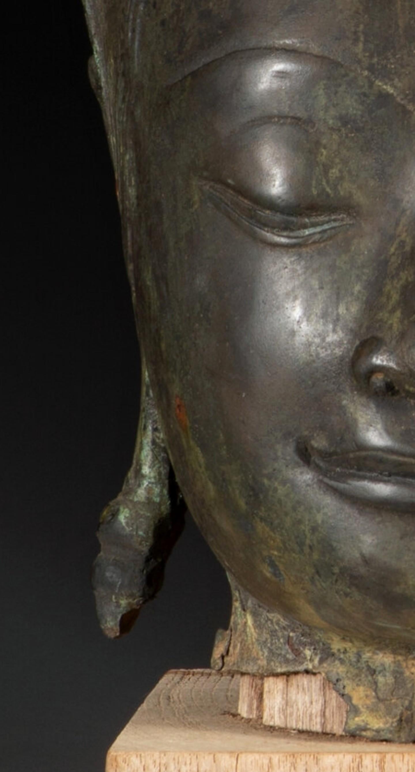 Paar antike thailändische Ayutthaya Periode Bronze gekrönten Buddha Kopf auf Wood Stand  im Angebot 4