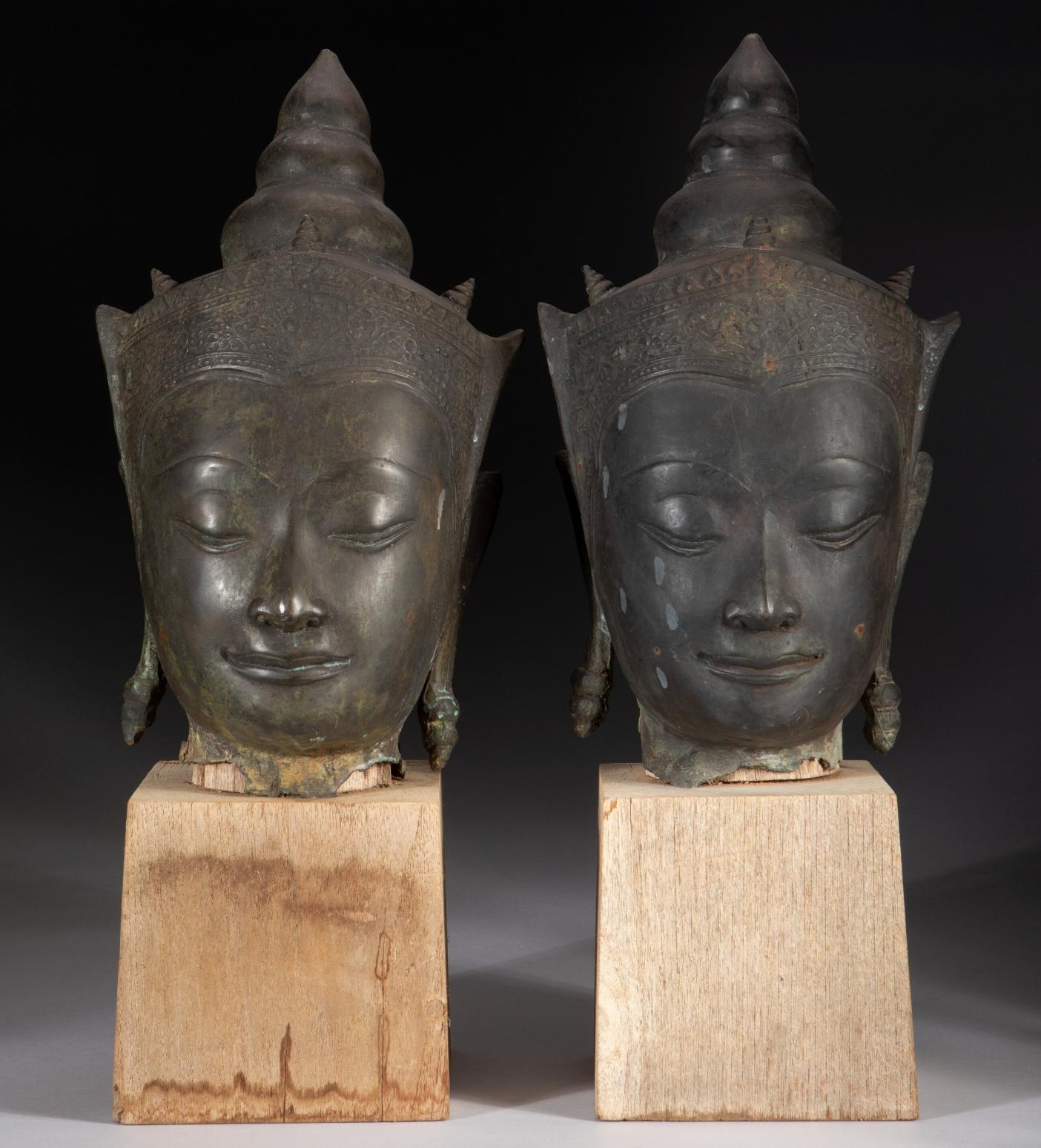 Paar antike thailändische Ayutthaya Periode Bronze gekrönten Buddha Kopf auf Wood Stand  im Angebot 5