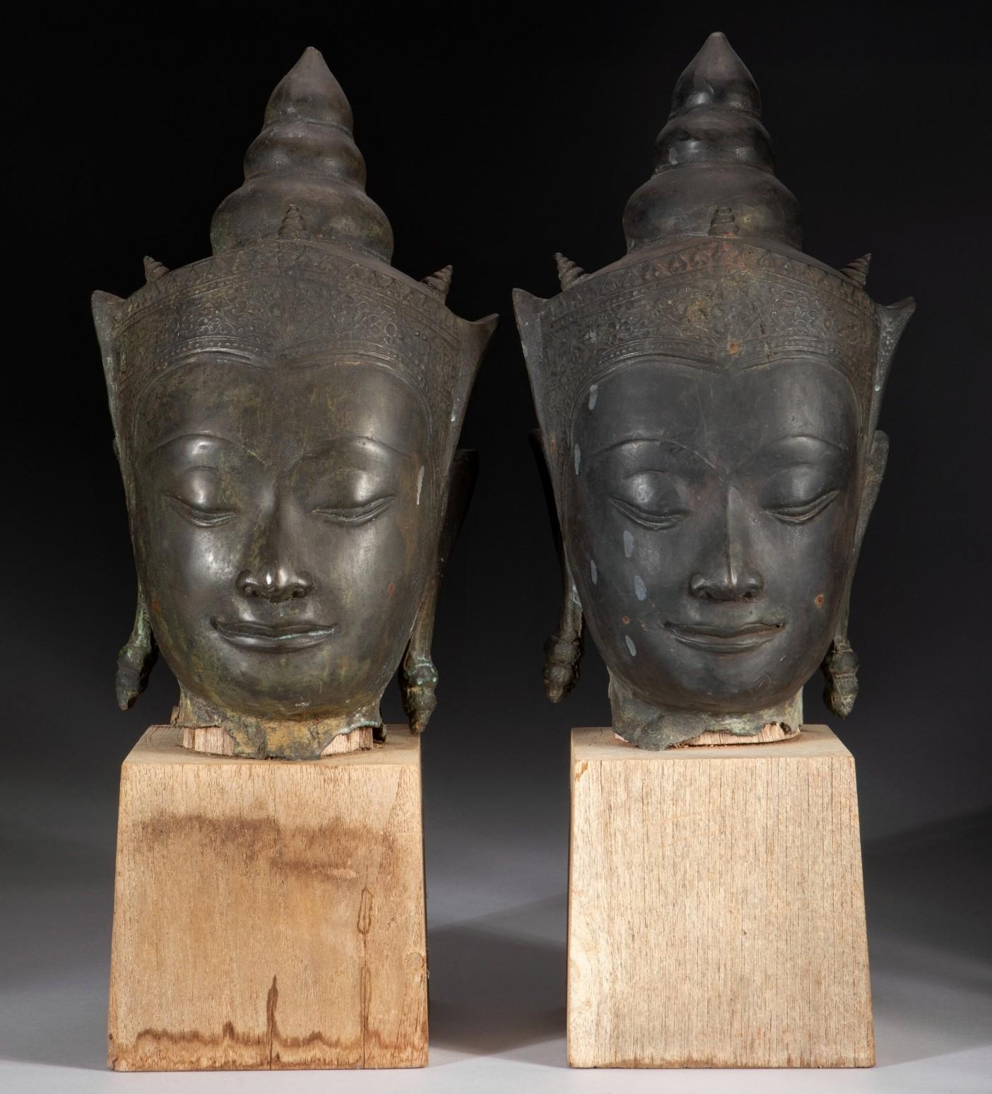 Ein bemerkenswertes Paar thailändischer, gekrönter Buddha aus der Ayutthaya-Periode, montiert auf Holzständern. Thailand. 17./18. Jahrhundert 

Abmessungen: (ca.)
Kopf: 15