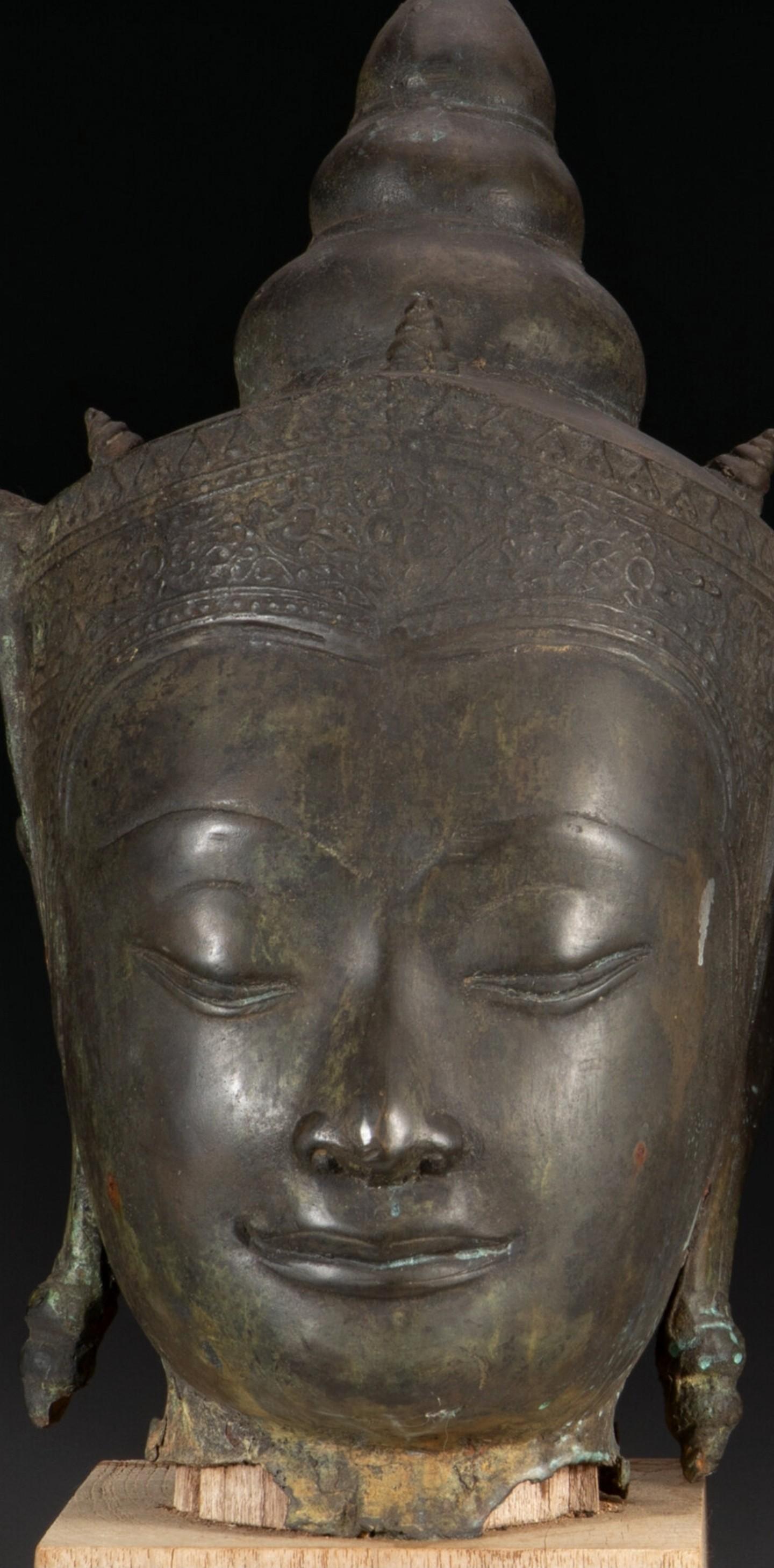Paar antike thailändische Ayutthaya Periode Bronze gekrönten Buddha Kopf auf Wood Stand  im Zustand „Gut“ im Angebot in Forney, TX