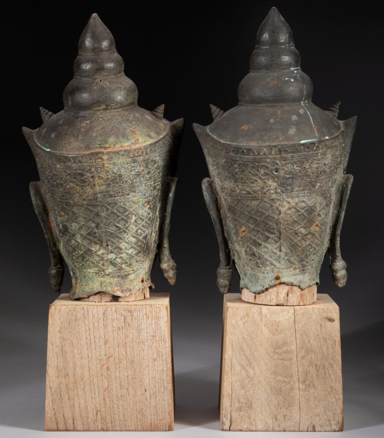 Paar antike thailändische Ayutthaya Periode Bronze gekrönten Buddha Kopf auf Wood Stand  im Angebot 1