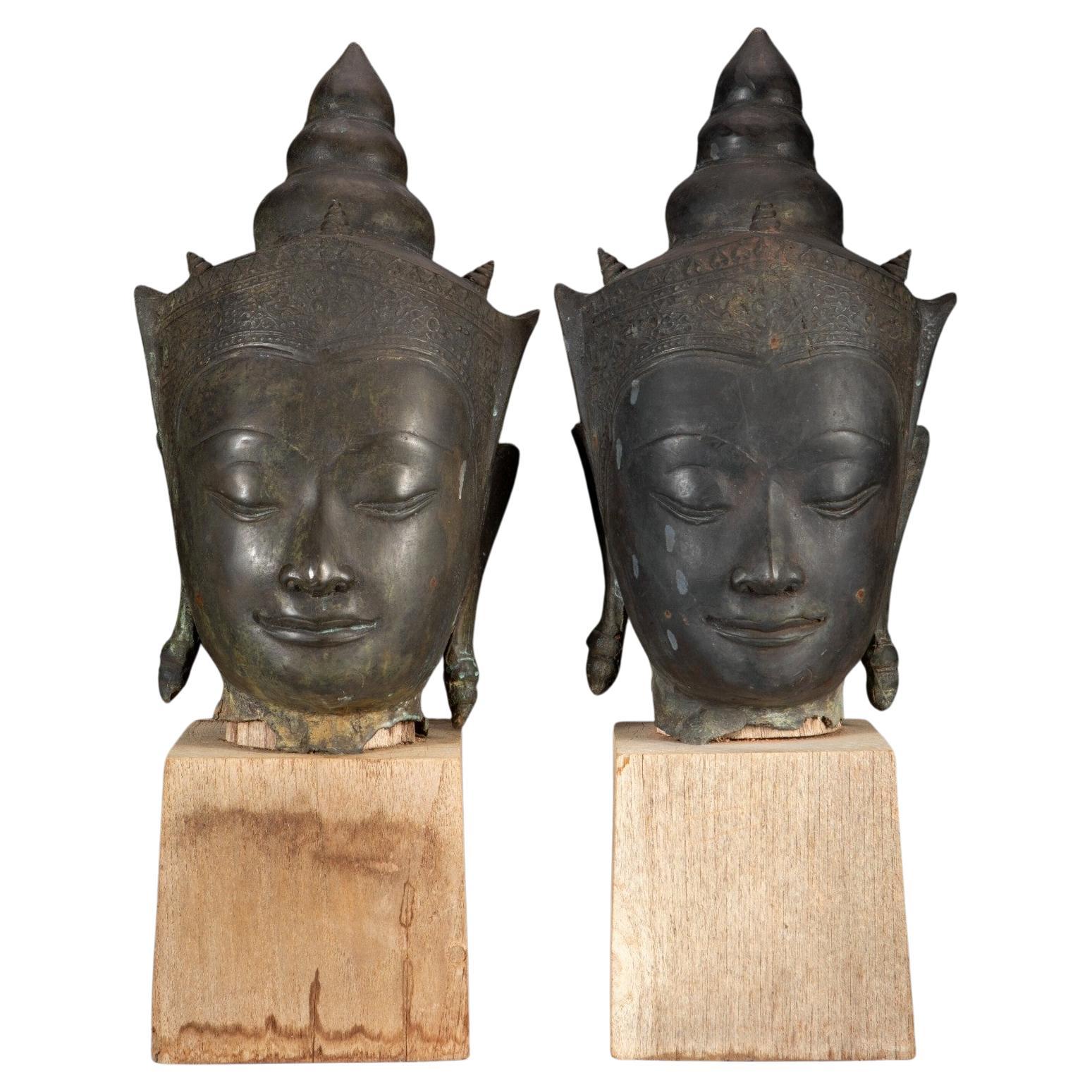 Pareja de antiguas cabezas de Buda coronadas de bronce del periodo Ayutthaya tailandés sobre soporte de madera en venta