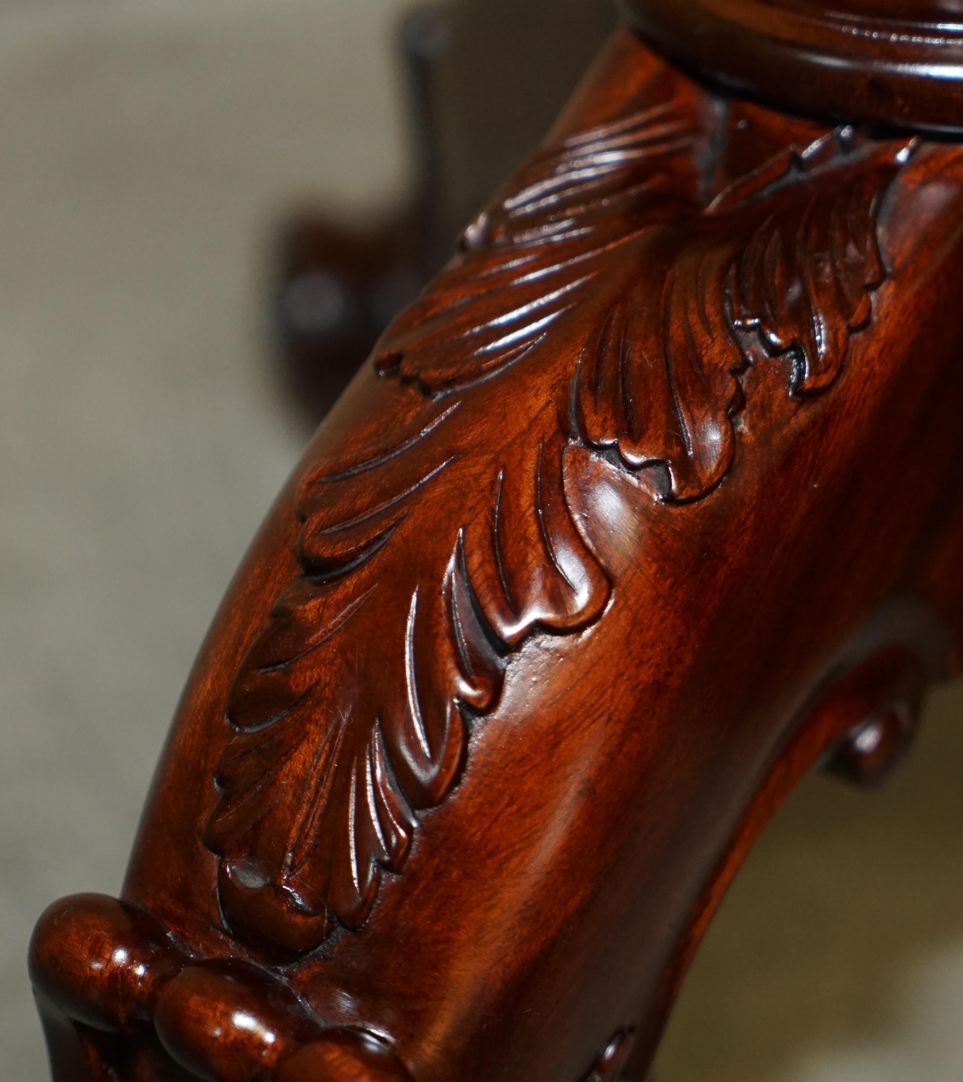Paire de piédestaux anciens en bois de tilleul THOMAS CHIPPENDALE sculptés à la main en vente 5