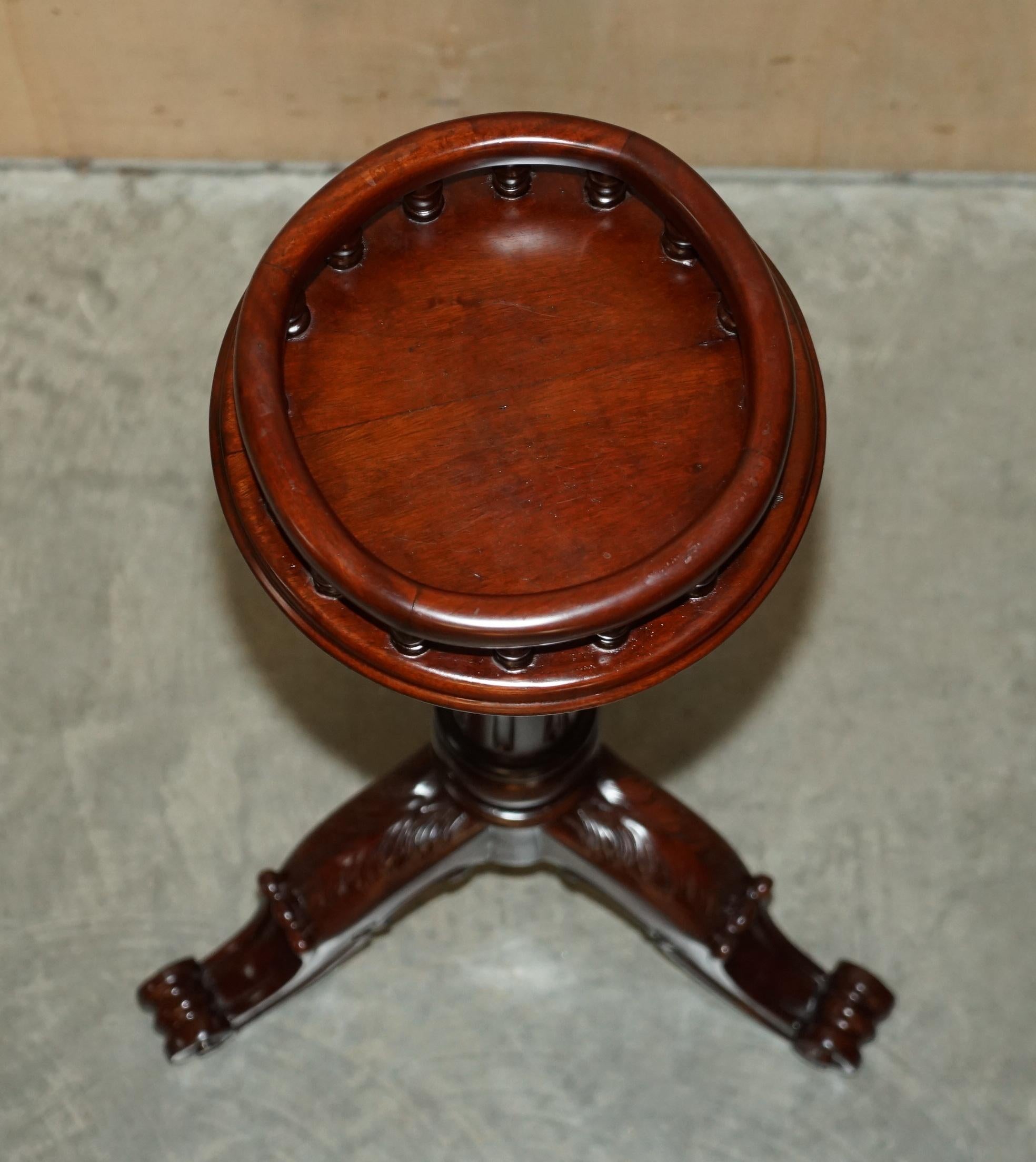 Paire de piédestaux anciens en bois de tilleul THOMAS CHIPPENDALE sculptés à la main en vente 7