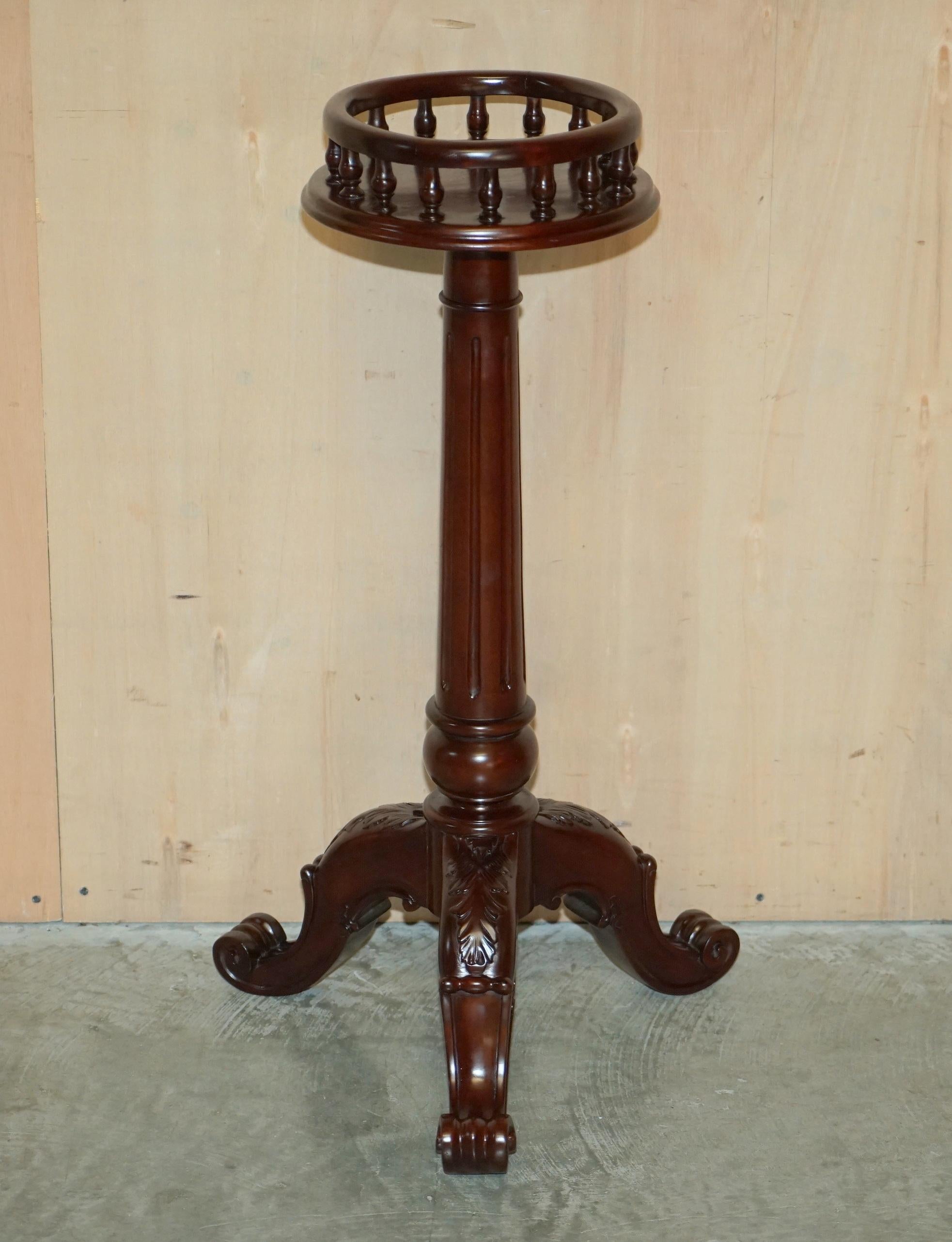 We are delighted to offer for sale this stunning vintage mahogany Thomas Chippendale style Plant stands.

A very decorative and good looking pair, they are solid mahogany, designed to seat plants or pieces of sculpture, the height and general
