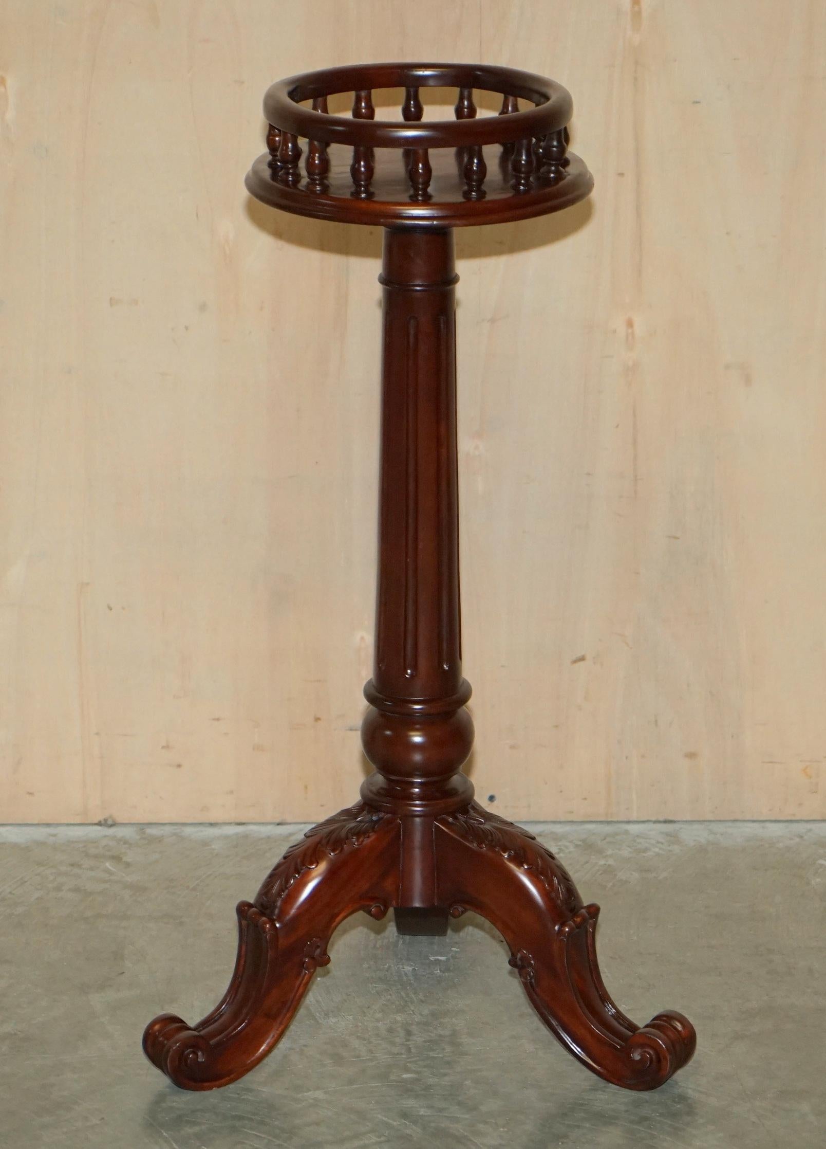 Victorien Paire de piédestaux anciens en bois de tilleul THOMAS CHIPPENDALE sculptés à la main en vente