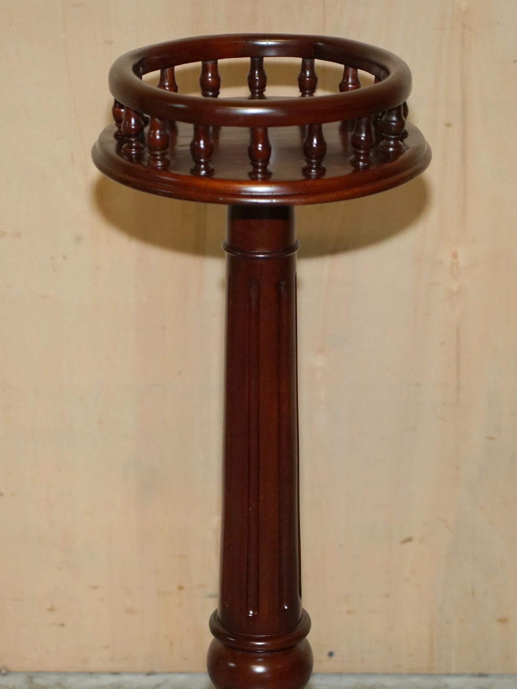 Anglais Paire de piédestaux anciens en bois de tilleul THOMAS CHIPPENDALE sculptés à la main en vente