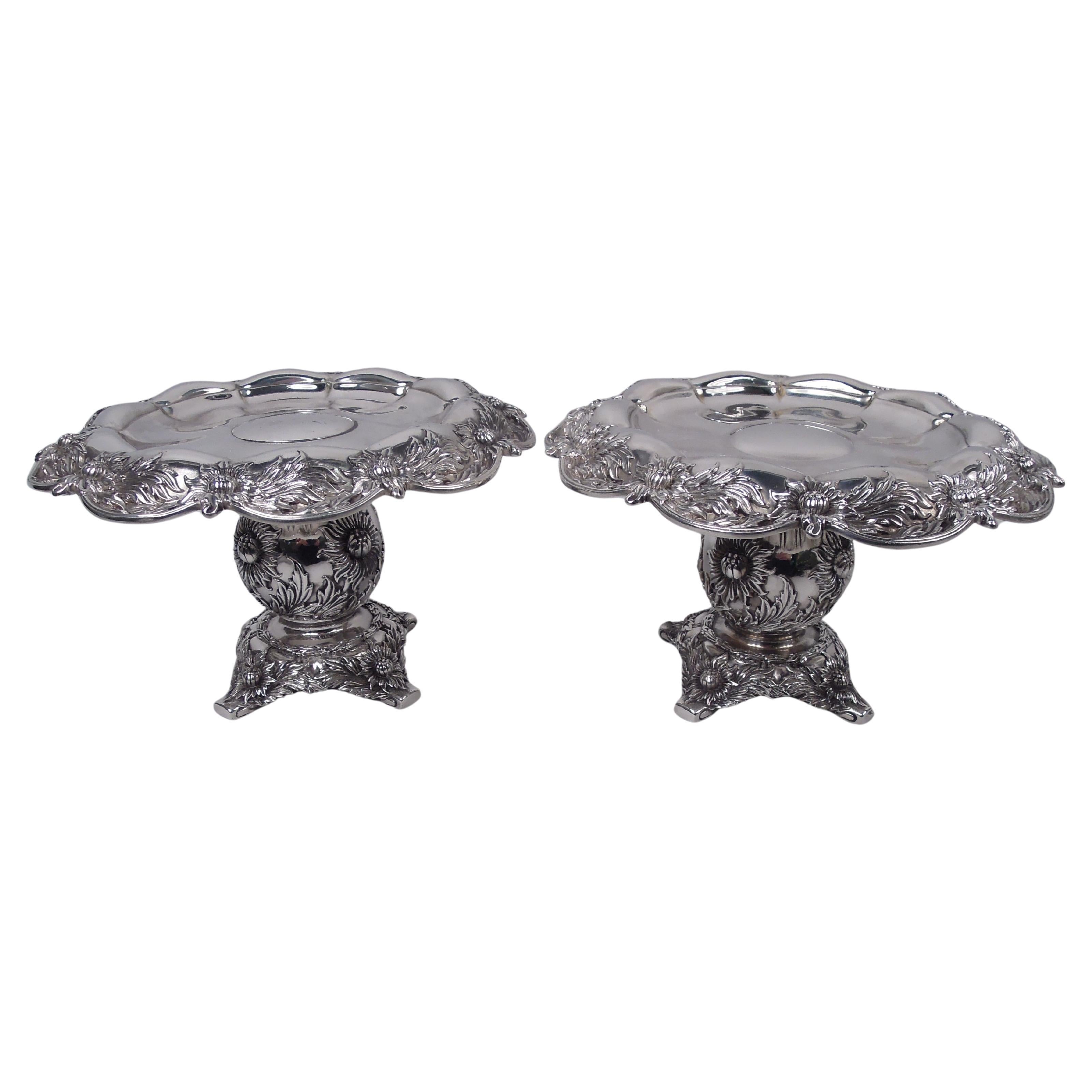 Coppia di antichi vassoi d'argento con crisantemo Tiffany