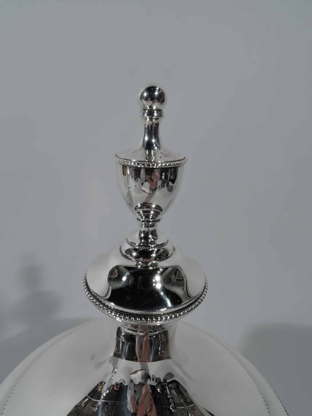 Pair of Antique Tiffany Classical Federal Sterling Silver Covered Urns In Excellent Condition In New York, NY