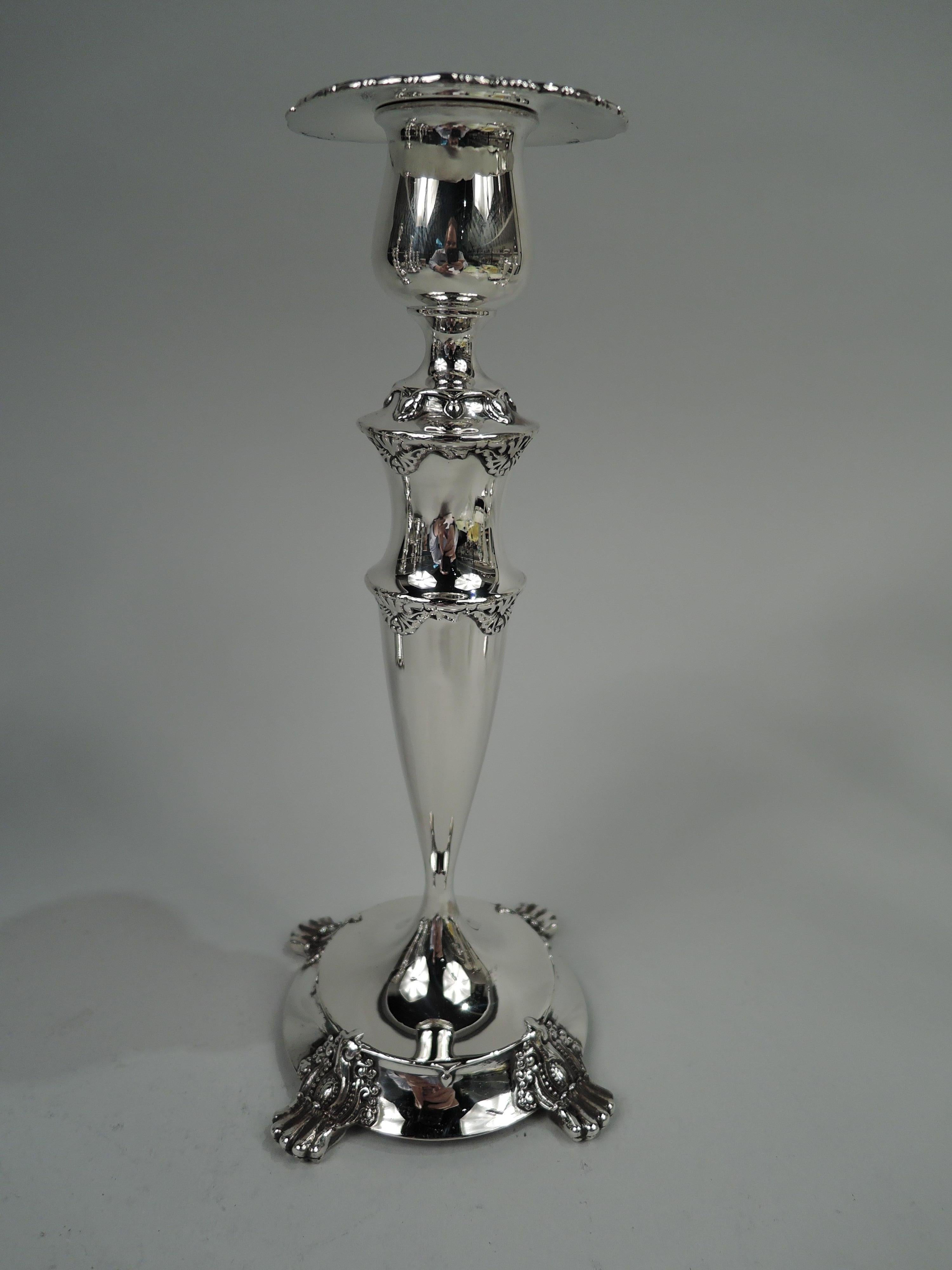 Paar Edwardian Classical Sterling Silber Kerzenständer. Hergestellt von Tiffany & Co. in New York. Jede: Urnensockel mit abnehmbarer Bobeche auf Spule und eiförmigem Schaft; erhöhter Fuß mit 4 gegossenen, perlenbesetzten Tatzenstützen. Vollständig