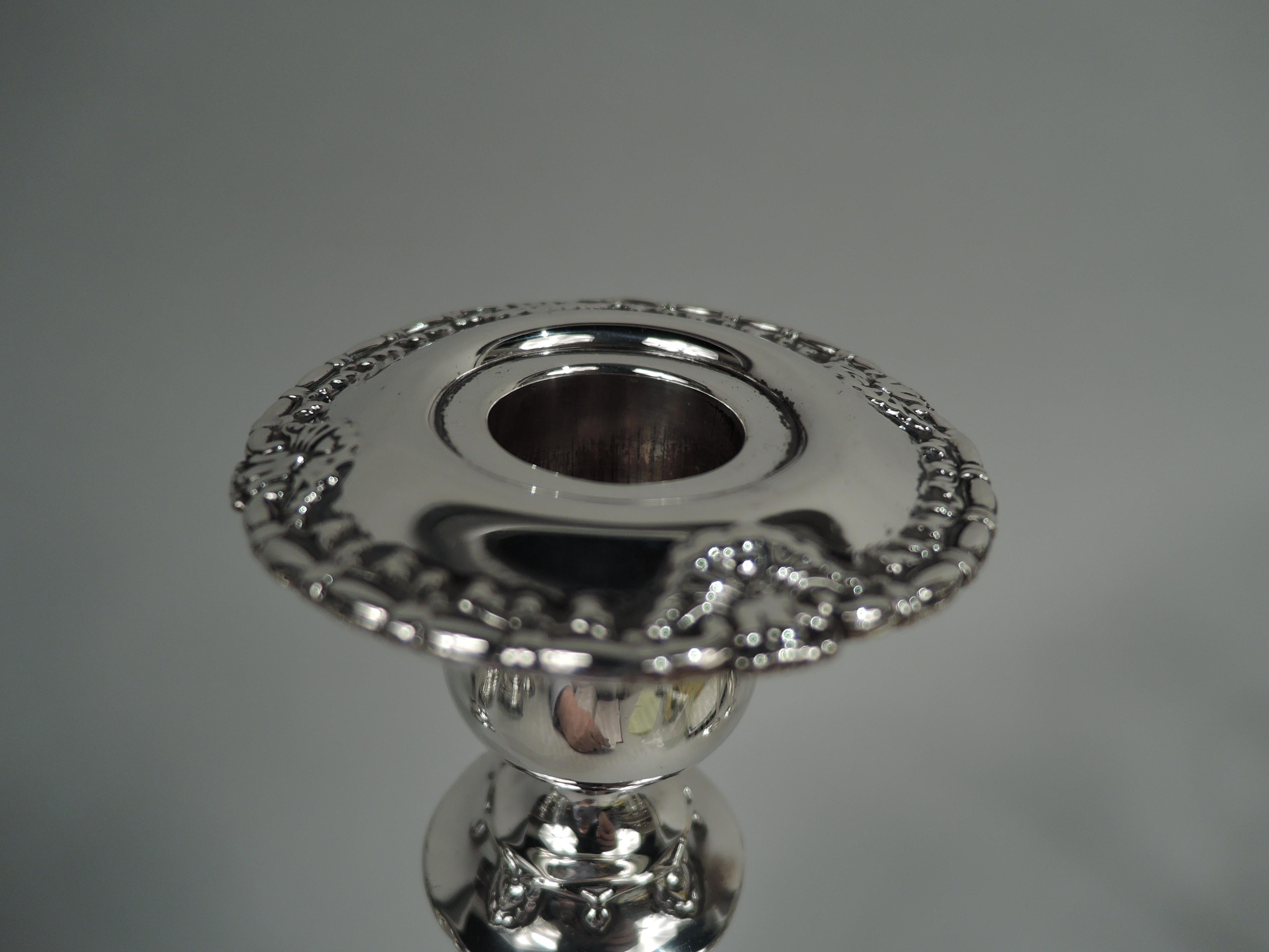 Édouardien Paire de chandeliers classiques édouardiens anciens Tiffany en argent sterling en vente