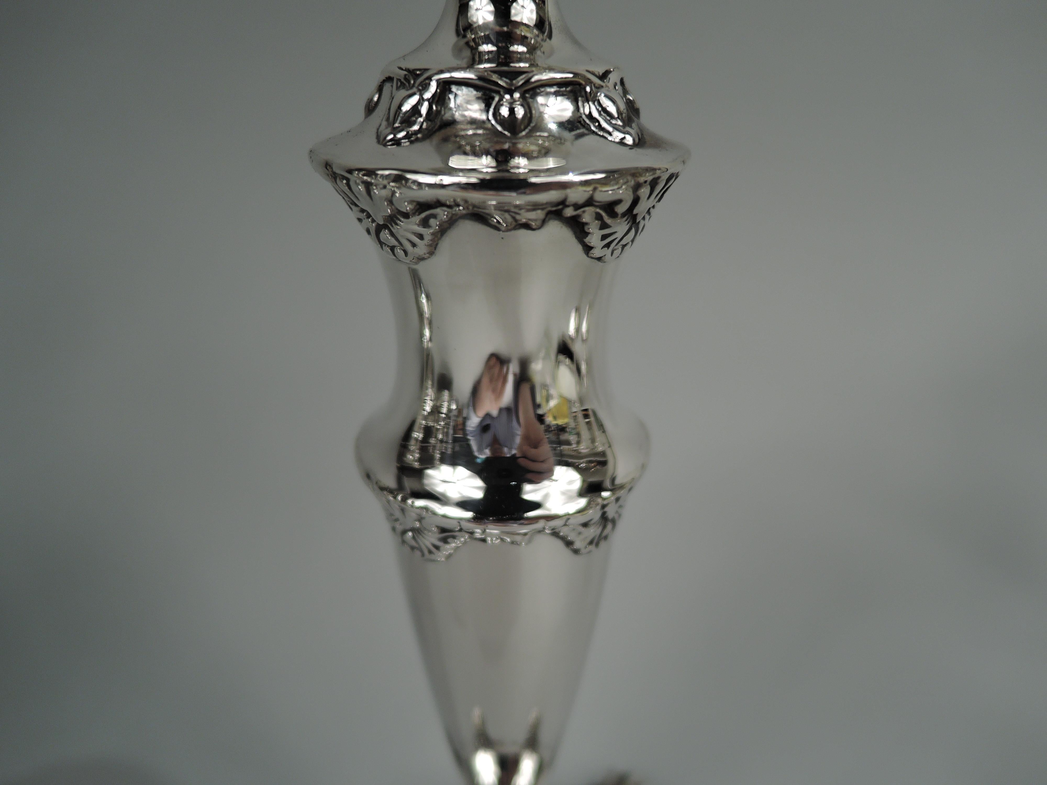 Américain Paire de chandeliers classiques édouardiens anciens Tiffany en argent sterling en vente