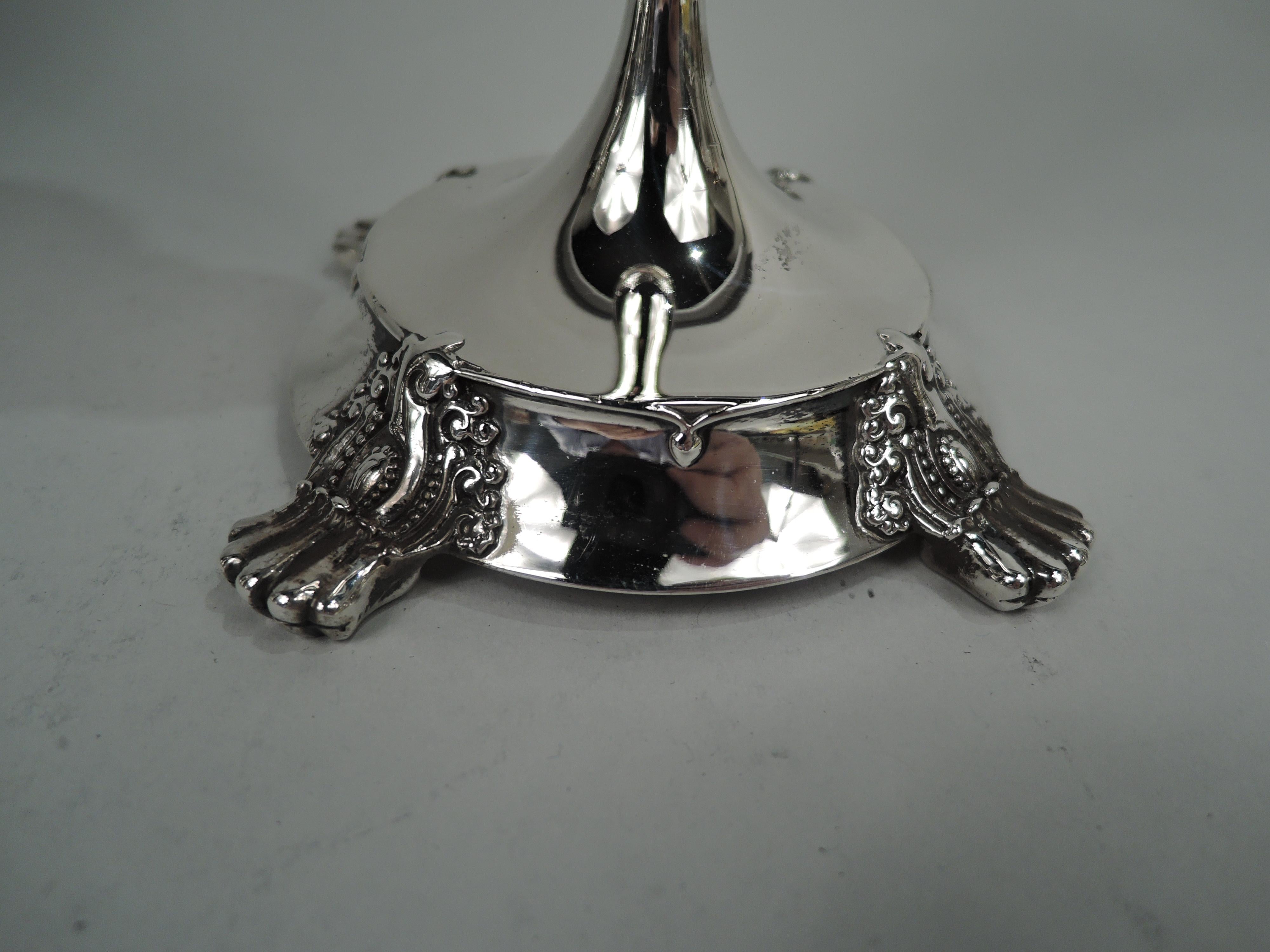 Paire de chandeliers classiques édouardiens anciens Tiffany en argent sterling Bon état - En vente à New York, NY