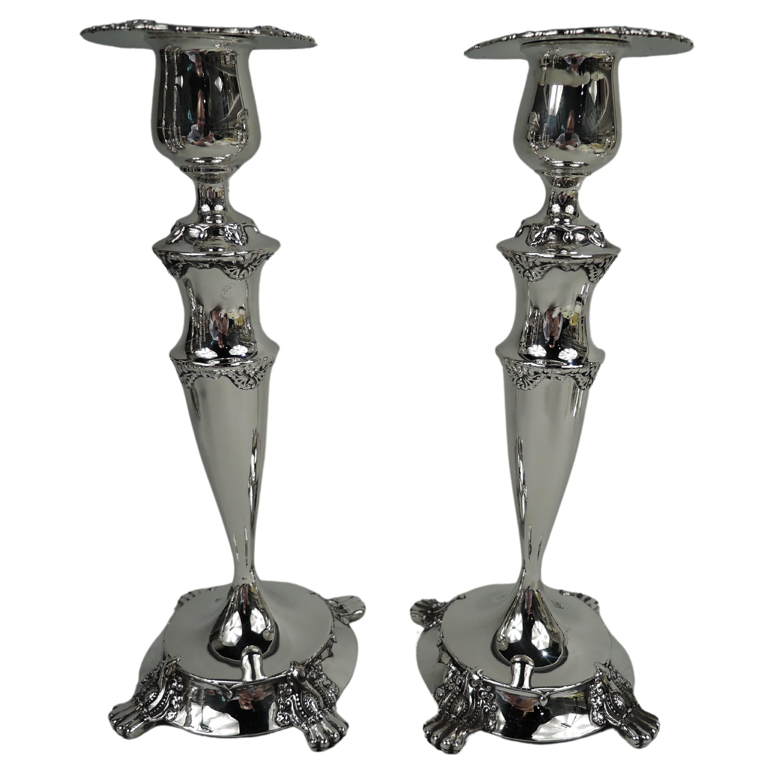 Paire de chandeliers classiques édouardiens anciens Tiffany en argent sterling en vente