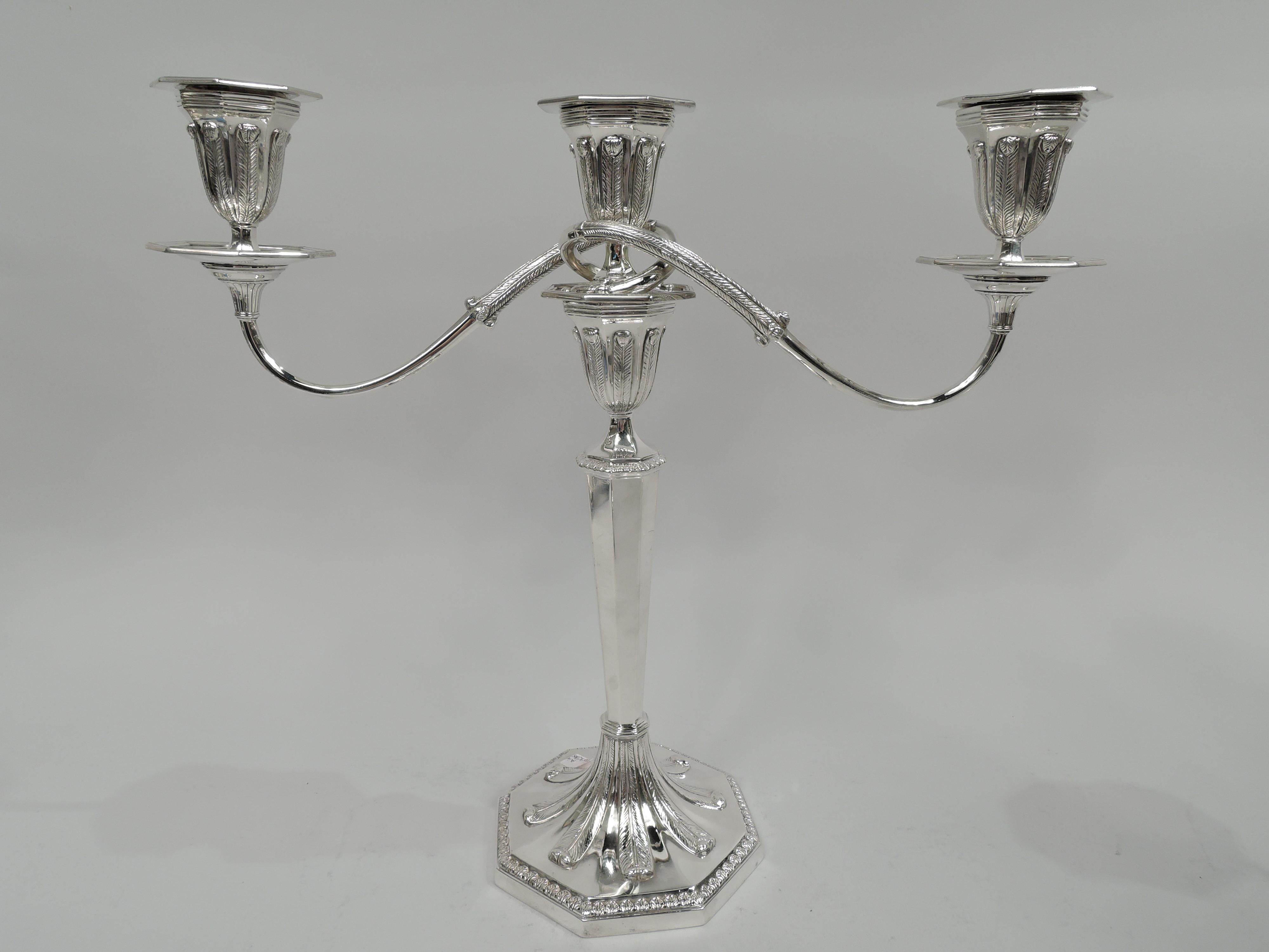 Paar englische neoklassizistische 3-Licht-Kandelaber aus Sterlingsilber. Hergestellt von Tiffany & Co. in New York, ca. 1928. Jeder: Zwei mit Blättern umwickelte Arme, die jeweils in einer einzigen Fassung enden und um eine zentrale Fassung