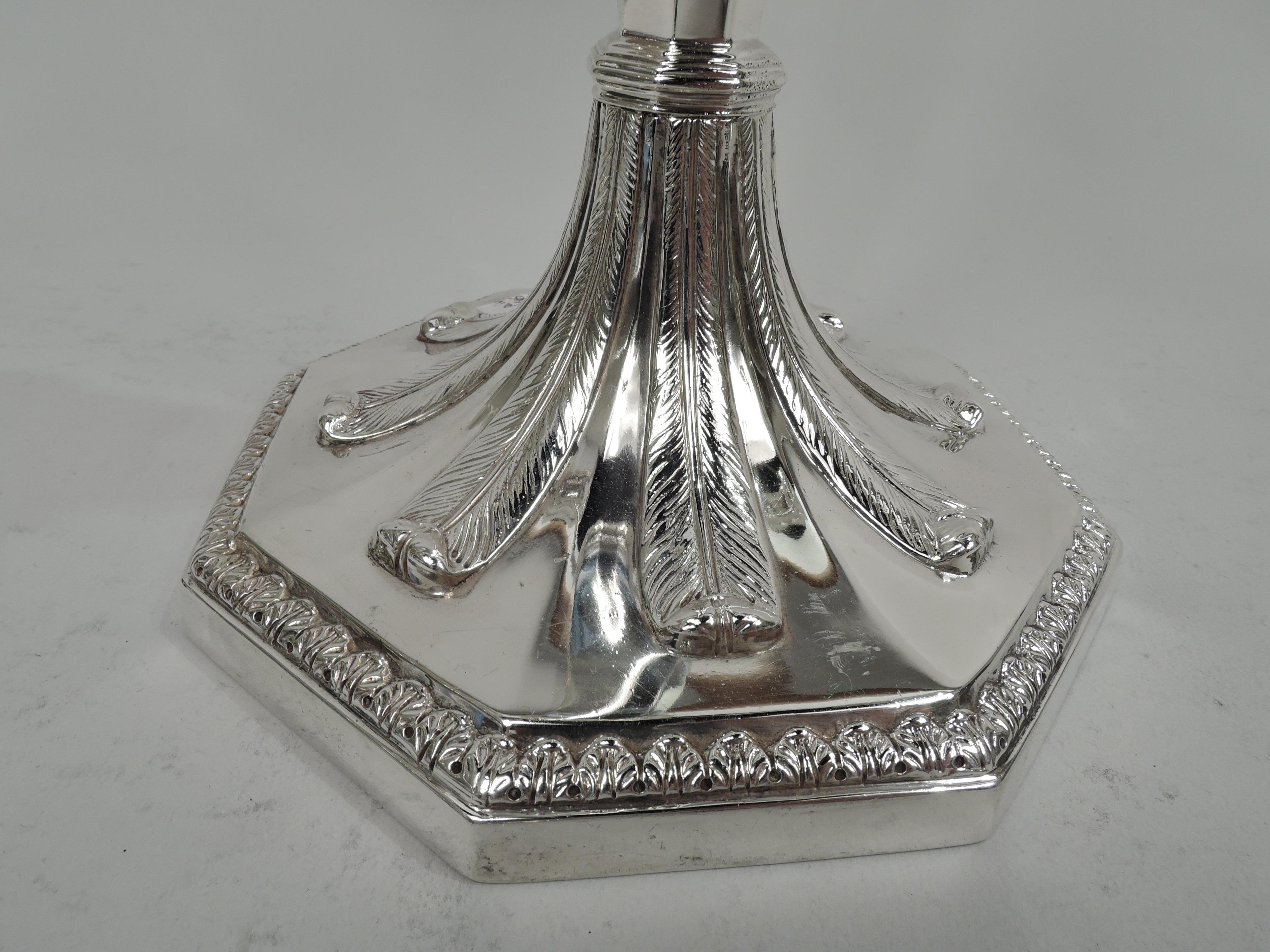 Paar antike englische neoklassizistische 3-Licht-Kandelaber von Tiffany (Sterlingsilber) im Angebot