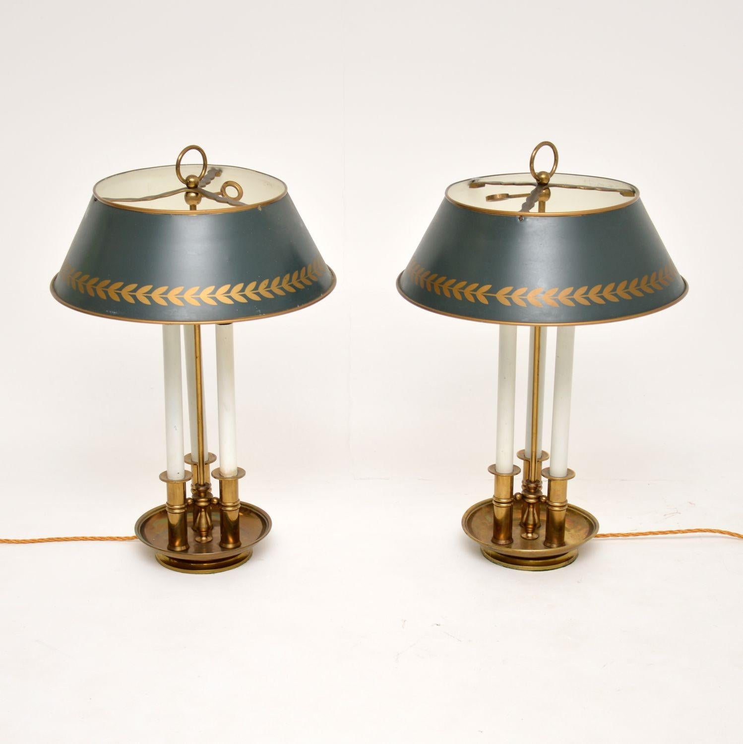 Une superbe paire de lampes de table antiques en laiton avec de beaux abat-jours en tole. Ils ont été fabriqués en Angleterre et datent des années 1920-30.

La qualité est exceptionnelle, le design est magnifique et la taille est