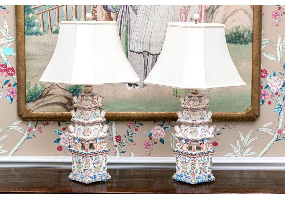 Paire d'anciens vases à tulipes en forme de pagode, peints à la main et montés comme lampes. en vente 3
