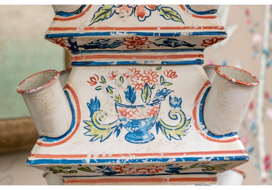 Paire d'anciens vases à tulipes en forme de pagode, peints à la main et montés comme lampes. en vente 4