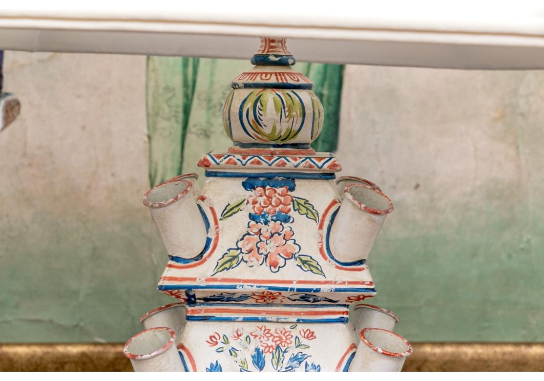 Artisanat Paire d'anciens vases à tulipes en forme de pagode, peints à la main et montés comme lampes. en vente